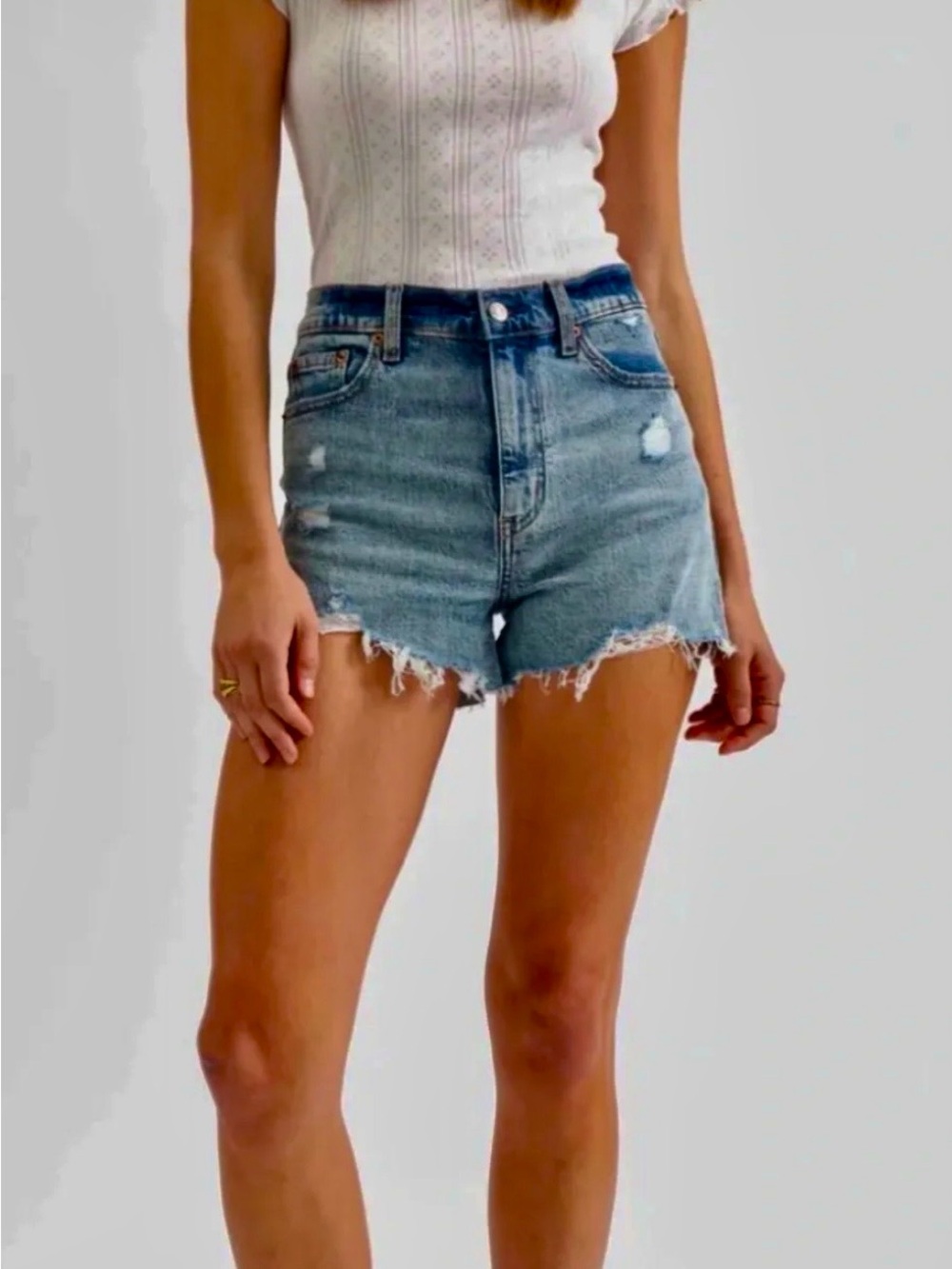 Daze Hug High-Rise Distressed Denim Shorts - Light Wash Size 26